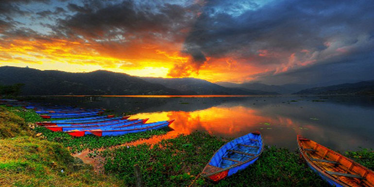 phewa lake pokhara.jpg